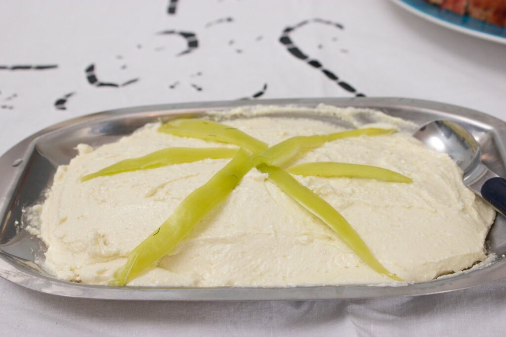Tirokafteri greke — salca pikante e djathit feta me speca të pjekur