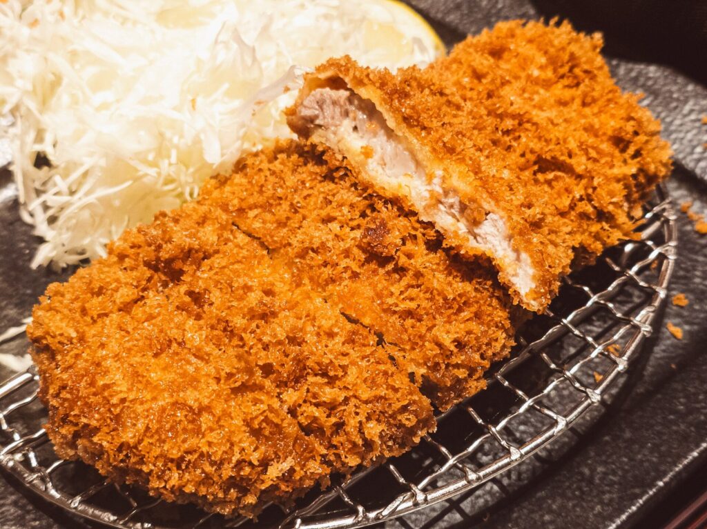 Tonkatsu japoneze — kotele derri krokante me panko dhe salcë tonkatsu