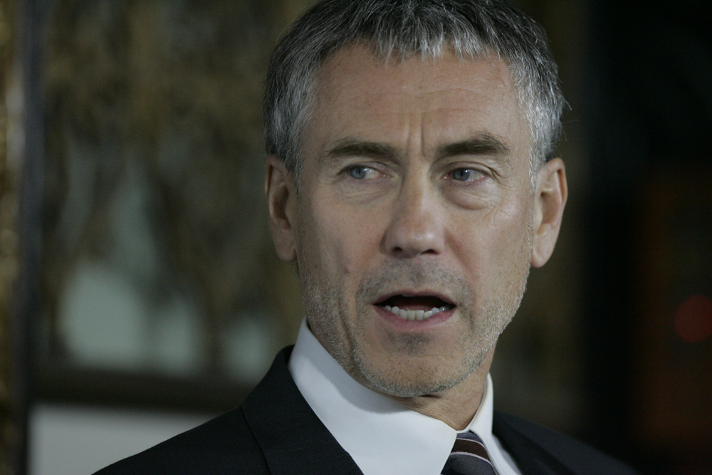 Tony Gilroy e quan  tragjike  bashkimin Paramount Warner Bros   do ta  shkatërrojë  biznesin e shëndetshëm të filmave për të rritur