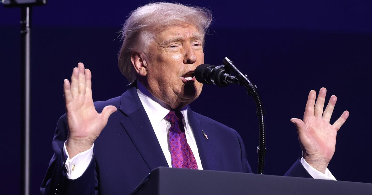 Trump në podium në një tubim në Arizona