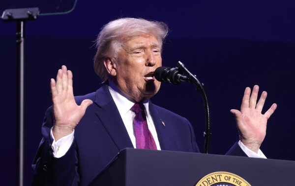 Trump në podium në një tubim në Arizona