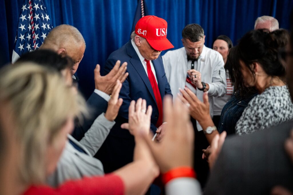 Trump shkon në Iowa për të mbrojtur republikanët në një bastion që po lëkundet