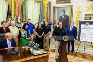 Presidenti Donald Trump gjatë një ngjarjeje në Zyrën Ovale të Shtëpisë së Bardhë