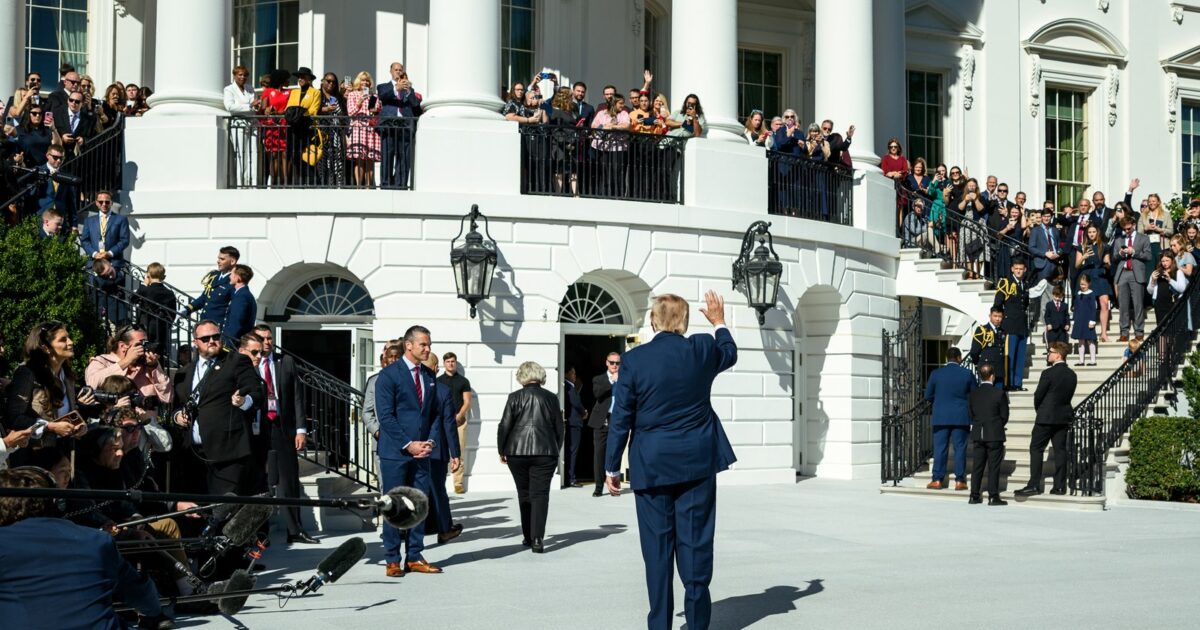 Presidenti amerikan Donald Trump në lëndinë jugore të Shtëpisë së Bardhë. Foto: Shtëpia e Bardhë / Wikimedia Commons (domain publik)