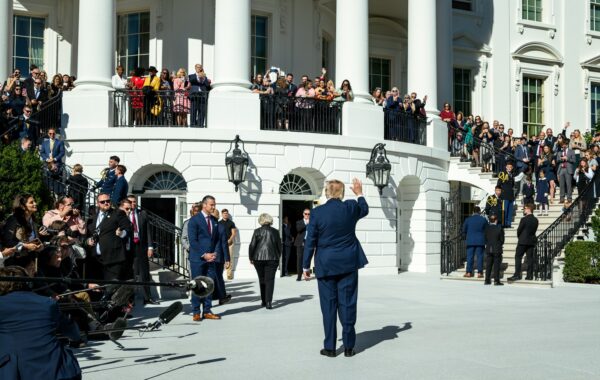 Presidenti amerikan Donald Trump në lëndinë jugore të Shtëpisë së Bardhë. Foto: Shtëpia e Bardhë / Wikimedia Commons (domain publik)