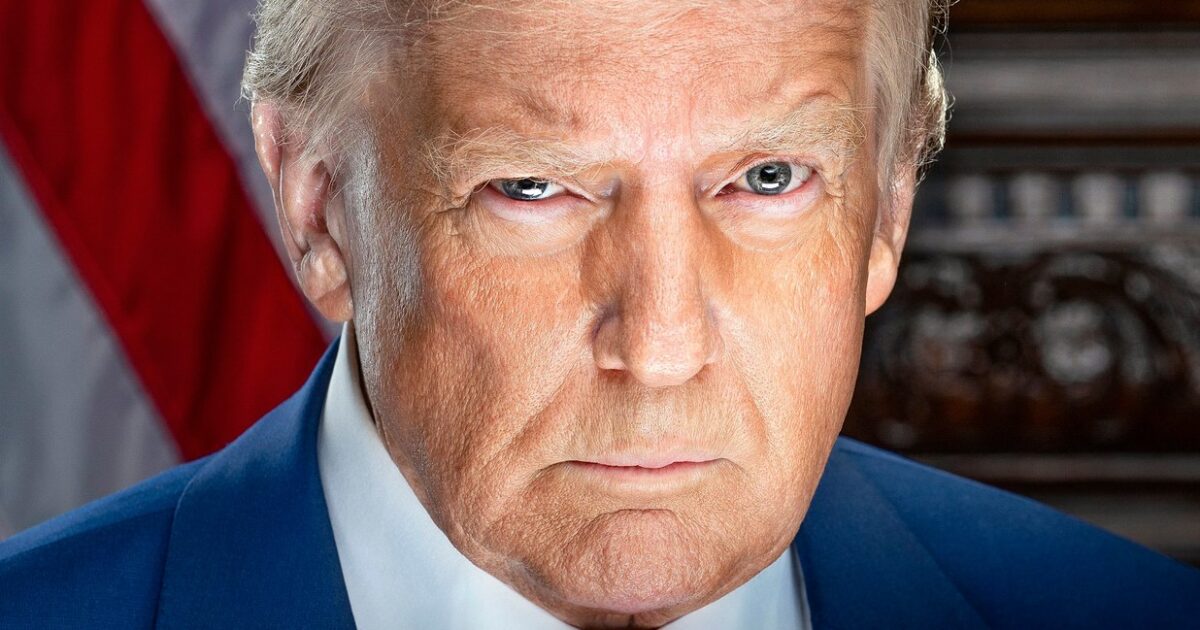 Presidenti amerikan Donald Trump gjatë vizitës në fabrikën Peterbilt Motors në Teksas në mbështetje të kandidaturës së Ken Paxton për Senat