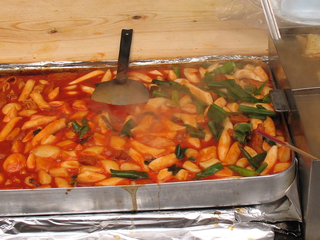 Tteokbokki koreane — kekë orizi pikantë në salcë gochujang