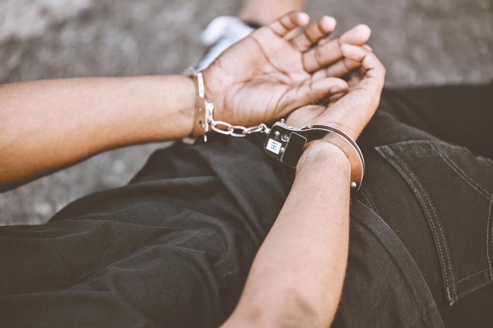 Shtetasi turk C M A  arrestohet në aeroportin e Podgoricës  e kërkonte Interpoli i Ankarasë për abuzim seksual ndaj të miturës
