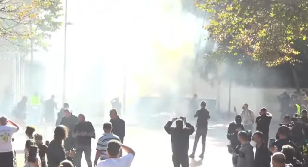 Policia  përzë  me ujë dhe gaz lotsjellës protestuesit nga Ministria e Arsimit  marshojnë drejt Kryeministrisë