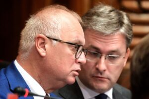 Goran Vesiç dhe Nikolla Selaković në Parlamentin e Serbisë