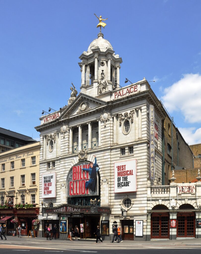 Ian McKellen  Robert Lindsay dhe Matt Henry i bashkohen galasë «Raise the Roof » në Victoria Palace Theatre
