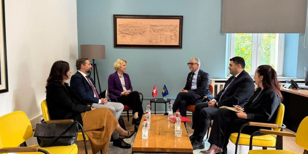 Zvicra riafirmon mbështetjen për shëndetësinë në Kosovë  Vitia takon ambasadoren Cattin Hennin