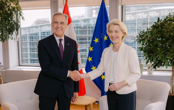 Ursula von der Leyen me flamurin e BE-së