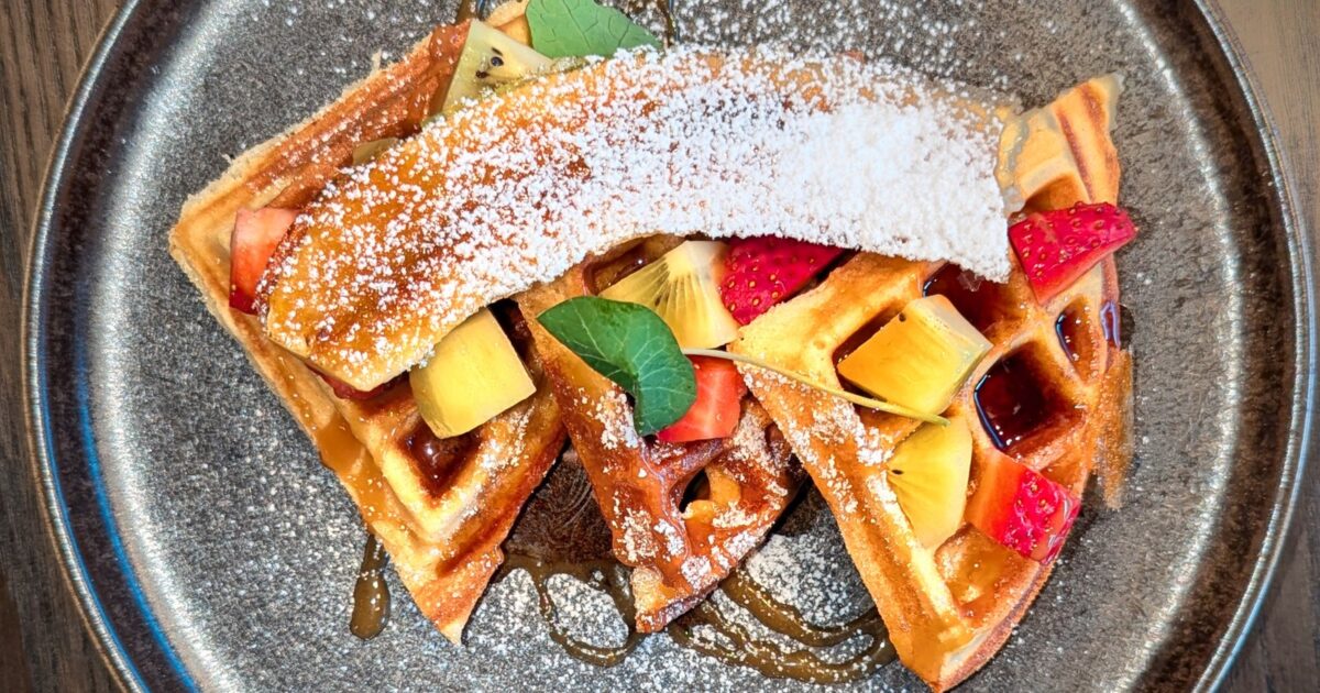 Waffle belge me luleshtrydhe dhe fruta të freskëta, shurup panje dhe sheqer pluhur