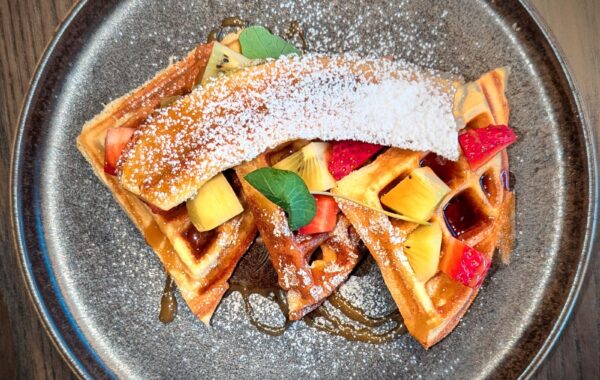 Waffle belge me luleshtrydhe dhe fruta të freskëta, shurup panje dhe sheqer pluhur