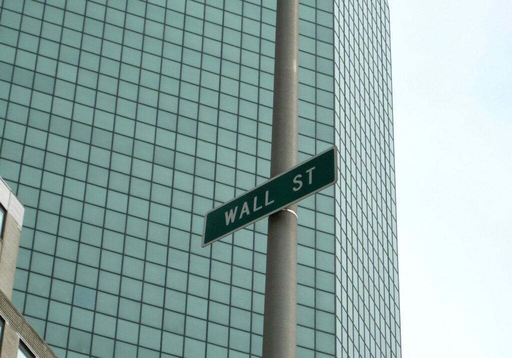 Wall Street mbyllet në rënie të premten  Dow humbet 653 pikë  nafta Brent prek nivelin më të lartë që nga viti 2022