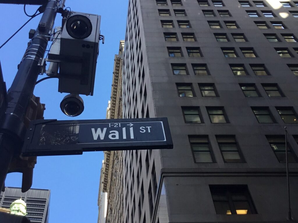 Wall Street hapet në rënie të enjten  Nasdaq bie 1 48  në hapje  shqetësimet për AI në rikthehen