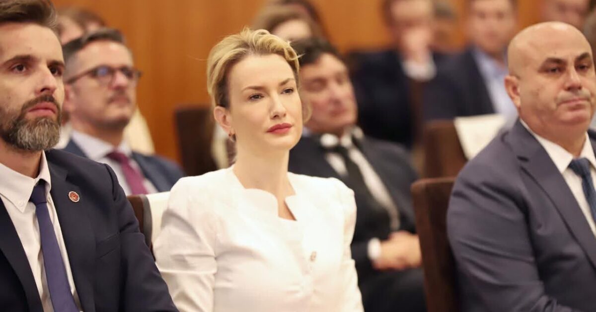 në krye të