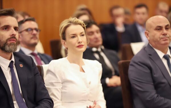 në krye të