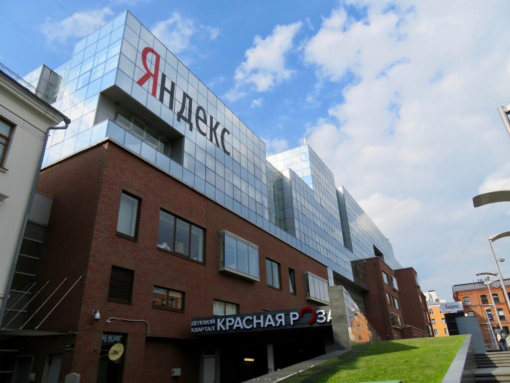 Peskov  Qeveria ruse po diskuton problemet e Yandex it pas goditjeve ukrainase ndaj tri qendrave të të dhënave
