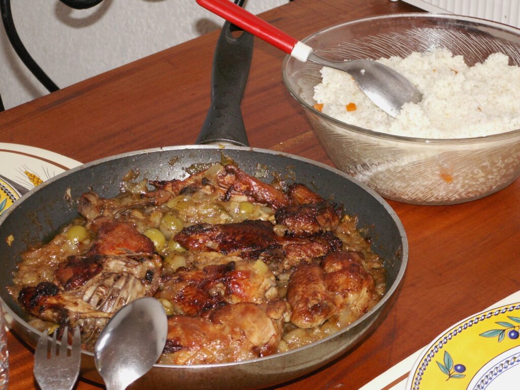 Yassa me pulë — pjata klasike senegaleze me qepë  limon dhe mustardë