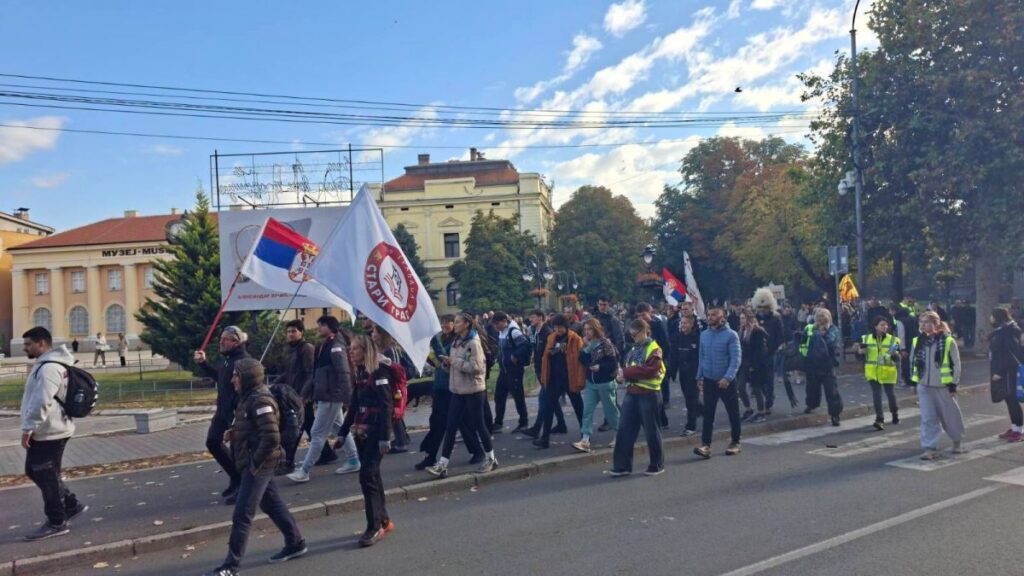 Studentët nisen në këmbë nga Zajeçari drejt Beogradit për tubimin përmbyllës  Pobeda zove  më 22 tetor