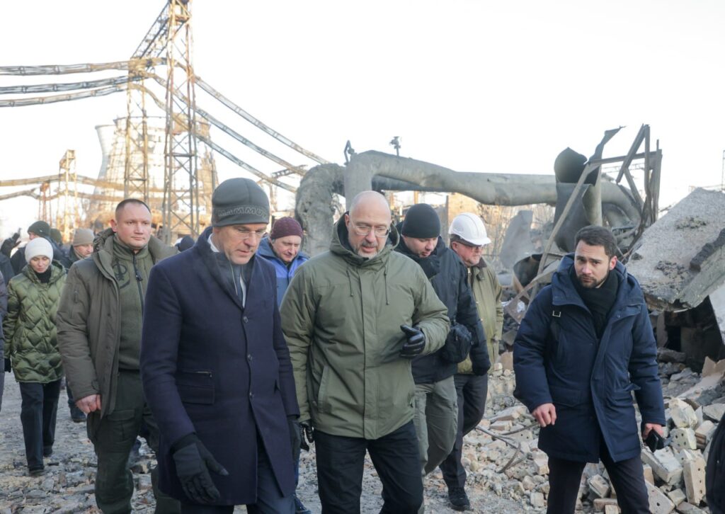 Zelensky  Rusia goditi mbi 15 objekte energjetike gjatë natës  bllokimi amerikan i sanksioneve vetëm e inkurajon Putinin