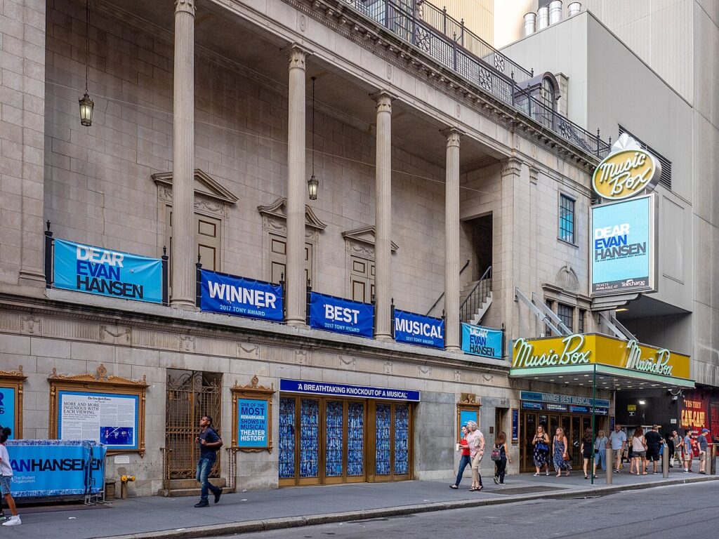 «Dear Evan Hansen» zbarkon për herë të parë në Kaliforninë Jugore  hapja për shtyp sonte në La Mirada Theatre